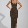 Vestido largo con escote redondo y abertura en el muslo Yarina con adornos en marrón