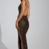 Vestido largo con escote redondo y abertura en el muslo Yarina con adornos en marrón