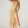 Vestido largo con espalda baja y adornos Lyric en dorado