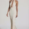 Vestido largo con espalda descubierta, cuello halter y corte de sirena Desiree en color marfil
