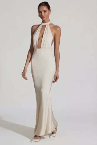Vestido largo con espalda descubierta, cuello halter y corte de sirena Desiree en color marfil