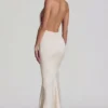 Vestido largo con espalda descubierta, cuello halter y corte de sirena Desiree en color marfil