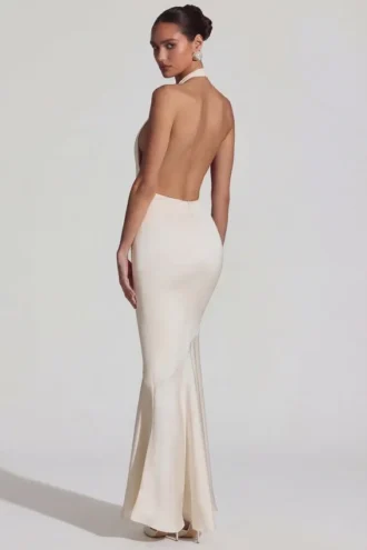 Vestido largo con espalda descubierta, cuello halter y corte de sirena Desiree en color marfil