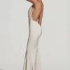 Vestido largo con espalda descubierta, cuello halter y corte de sirena Desiree en color marfil