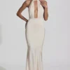 Vestido largo con espalda descubierta, cuello halter y corte de sirena Desiree en color marfil