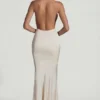 Vestido largo con espalda descubierta, cuello halter y corte de sirena Desiree en color marfil