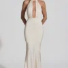 Vestido largo con espalda descubierta, cuello halter y corte de sirena Desiree en color marfil