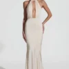 Vestido largo con espalda descubierta, cuello halter y corte de sirena Desiree en color marfil