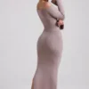 Vestido largo con hombros descubiertos de punto acanalado Terneigh en color topo