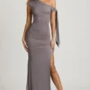 Vestido largo con hombros descubiertos, fruncido y detalle de lazo Prudy en gris acero