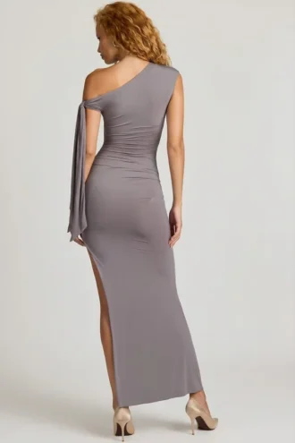 Vestido largo con hombros descubiertos, fruncido y detalle de lazo Prudy en gris acero
