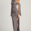 Vestido largo con hombros descubiertos, fruncido y detalle de lazo Prudy en gris acero