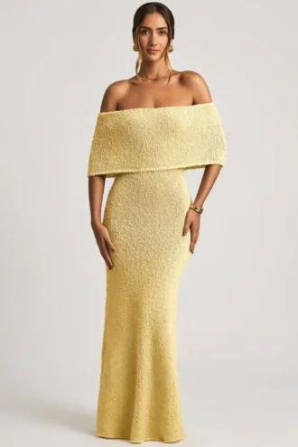 Vestido largo con hombros descubiertos Naia Bouclé en amarillo