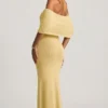 Vestido largo con hombros descubiertos Naia Bouclé en amarillo
