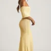 Vestido largo con hombros descubiertos Naia Bouclé en amarillo