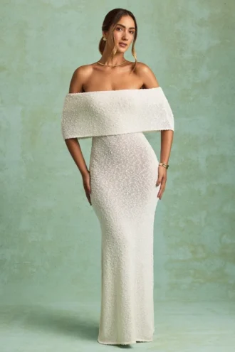 Vestido largo con hombros descubiertos Naia Bouclé en blanco