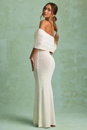 Vestido largo con hombros descubiertos Naia Bouclé en blanco