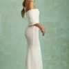 Vestido largo con hombros descubiertos Naia Bouclé en blanco
