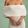 Vestido largo con hombros descubiertos Naia Bouclé en blanco