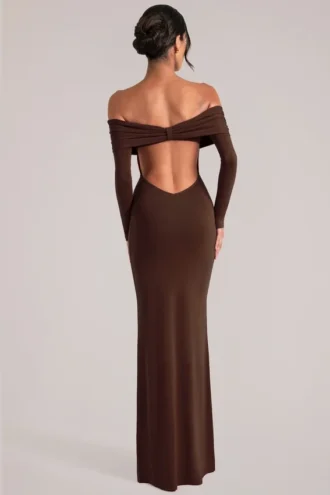 Vestido largo con hombros descubiertos y manga larga Depny en marrón chocolate