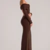 Vestido largo con hombros descubiertos y manga larga Depny en marrón chocolate
