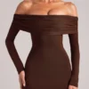Vestido largo con hombros descubiertos y manga larga Depny en marrón chocolate