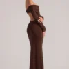 Vestido largo con hombros descubiertos y manga larga Depny en marrón chocolate