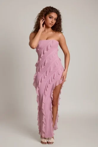 Vestido largo con volantes y escote bandeau Nevali en rosa empolvado