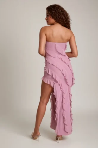 Vestido largo con volantes y escote bandeau Nevali en rosa empolvado