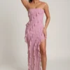 Vestido largo con volantes y escote bandeau Nevali en rosa empolvado