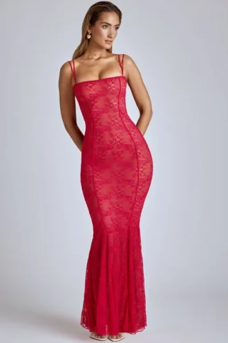 Vestido largo de cola de pez de encaje transparente Marietta en rojo cereza