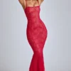 Vestido largo de cola de pez de encaje transparente Marietta en rojo cereza