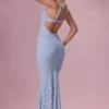 Vestido largo de encaje con escote corazón Lillienne en azul polvo