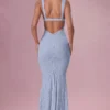 Vestido largo de encaje con escote corazón Lillienne en azul polvo