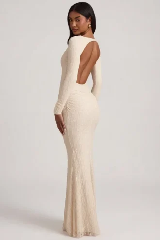 Vestido largo de encaje con fruncidos y espalda descubierta Tarini en color marfil