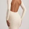 Vestido largo de encaje con fruncidos y espalda descubierta Tarini en color marfil