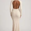 Vestido largo de encaje con fruncidos y espalda descubierta Tarini en color marfil