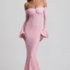 Vestido largo de encaje con volantes y hombros descubiertos Verena en rosa suave