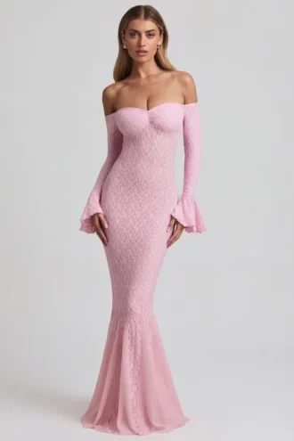 Vestido largo de encaje con volantes y hombros descubiertos Verena en rosa suave