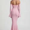Vestido largo de encaje con volantes y hombros descubiertos Verena en rosa suave