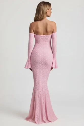 Vestido largo de encaje con volantes y hombros descubiertos Verena en rosa suave