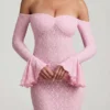 Vestido largo de encaje con volantes y hombros descubiertos Verena en rosa suave