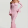 Vestido largo de encaje con volantes y hombros descubiertos Verena en rosa suave