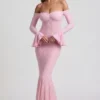 Vestido largo de encaje con volantes y hombros descubiertos Verena en rosa suave