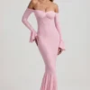 Vestido largo de encaje con volantes y hombros descubiertos Verena en rosa suave