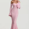 Vestido largo de encaje con volantes y hombros descubiertos Verena en rosa suave