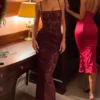 Vestido largo de encaje transparente con cuello cuadrado y fruncido de Wintra en rojo vino