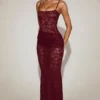 Vestido largo de encaje transparente con cuello cuadrado y fruncido de Wintra en rojo vino