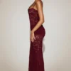 Vestido largo de encaje transparente con cuello cuadrado y fruncido de Wintra en rojo vino