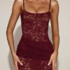 Vestido largo de encaje transparente con cuello cuadrado y fruncido de Wintra en rojo vino